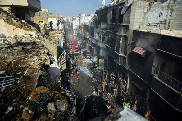 Pakistan tìm được hộp đen của máy bay rơi tại Karachi - Ảnh 1. Pakistan tìm được hộp đen của máy bay rơi tại Karachi - Ảnh 1.