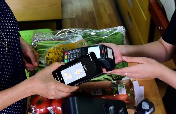Người Việt Nam ngày càng mang theo ít tiền mặt hơn - Ảnh 1. Người Việt Nam ngày càng mang theo ít tiền mặt hơn - Ảnh 1.