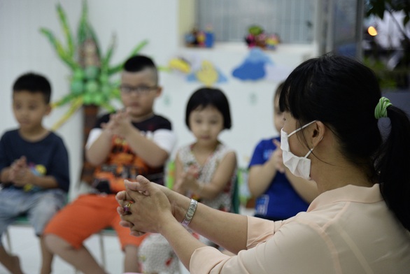 Học sinh mầm non TP.HCM trở lại học: Sĩ số thưa thớt do trời mưa? - Ảnh 2. Học sinh mầm non TP.HCM trở lại học: Sĩ số thưa thớt do trời mưa? - Ảnh 2.