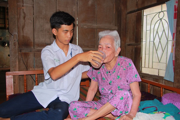 Nhận số tiền này tui sẽ mua cho con cái bàn để ngồi học - Ảnh 3. Nhận số tiền này tui sẽ mua cho con cái bàn để ngồi học - Ảnh 3.