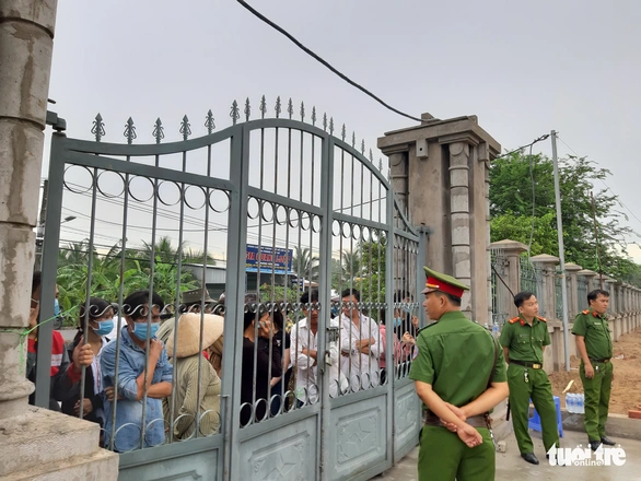 Xét xử đại ca giang hồ Tân móp cùng đàn em nổ súng truy sát người - Ảnh 3. Xét xử đại ca giang hồ Tân móp cùng đàn em nổ súng truy sát người - Ảnh 3.