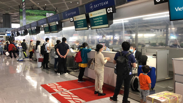 Vietnam Airlines đưa 340 công dân Việt về Hà Nội sau khi chở khẩu trang y tế cho Nhật - Ảnh 1. Vietnam Airlines đưa 340 công dân Việt về Hà Nội sau khi chở khẩu trang y tế cho Nhật - Ảnh 1.