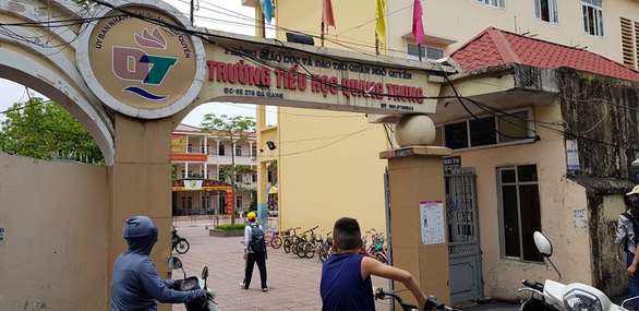 Học sinh đứng ở cổng trường vì đi học sớm: Sự việc diễn ra thế nào? - Ảnh 1. Học sinh đứng ở cổng trường vì đi học sớm: Sự việc diễn ra thế nào? - Ảnh 1.