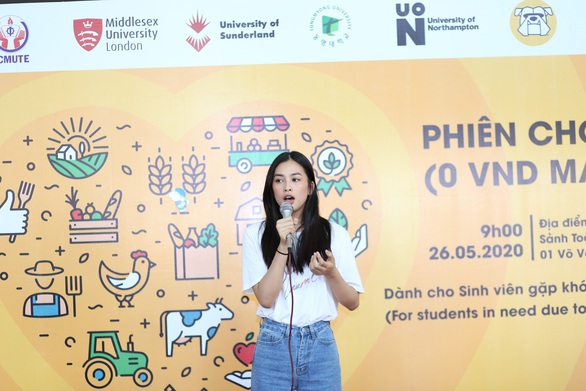 Hoa hậu Trần Tiểu Vy tham gia “phiên chợ 0 đồng” giúp sinh viên khó khăn - Ảnh 1. Hoa hậu Trần Tiểu Vy tham gia “phiên chợ 0 đồng” giúp sinh viên khó khăn - Ảnh 1.