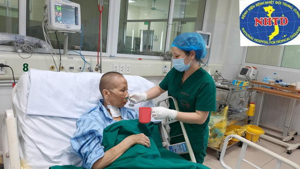 Có lúc đã ngừng tuần hoàn, nay bác ruột bệnh nhân 17 khỏi bệnh sau gần 3 tháng điều trị - Ảnh 1. Có lúc đã ngừng tuần hoàn, nay bác ruột bệnh nhân 17 khỏi bệnh sau gần 3 tháng điều trị - Ảnh 1.