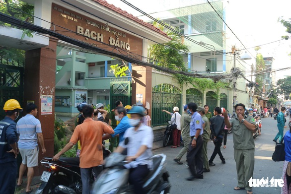 Một học sinh trong vụ bật gốc cây ở TP.HCM đã tử vong - Ảnh 1.