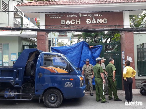 Một học sinh trong vụ bật gốc cây ở TP.HCM đã tử vong - Ảnh 2. Một học sinh trong vụ bật gốc cây ở TP.HCM đã tử vong - Ảnh 2.