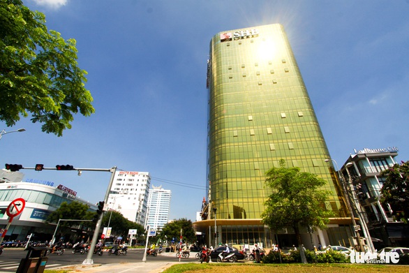Chủ đầu tư tòa nhà ốp kính phản quang ở Đà Nẵng bị phạt 40 triệu - Ảnh 1. Chủ đầu tư tòa nhà ốp kính phản quang ở Đà Nẵng bị phạt 40 triệu - Ảnh 1.