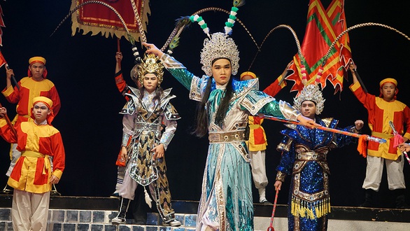 Cải lương rụt rè trở lại với Ngũ hổ Bình Tây tại nhà hát Trần Hữu Trang - Ảnh 1. Cải lương rụt rè trở lại với Ngũ hổ Bình Tây tại nhà hát Trần Hữu Trang - Ảnh 1.