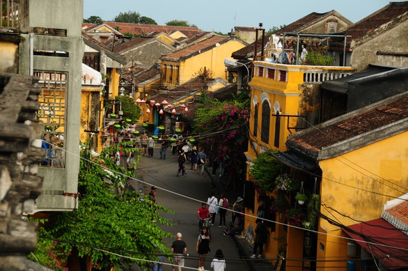 Truy tìm chủ ôtô ngang nhiên chạy vòng quanh phố cổ Hội An - Ảnh 2. Truy tìm chủ ôtô ngang nhiên chạy vòng quanh phố cổ Hội An - Ảnh 2.