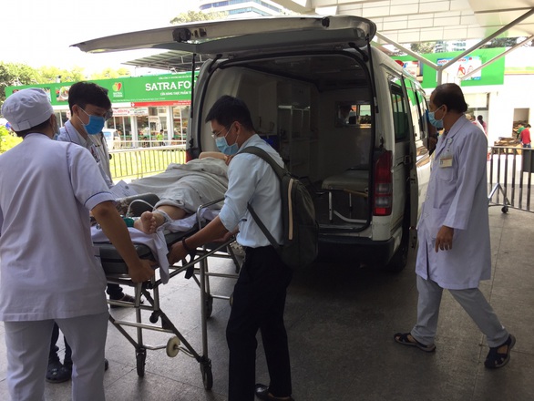 Hai học sinh trong vụ cây bật gốc gãy đổ đang được phẫu thuật - Ảnh 1. Hai học sinh trong vụ cây bật gốc gãy đổ đang được phẫu thuật - Ảnh 1.