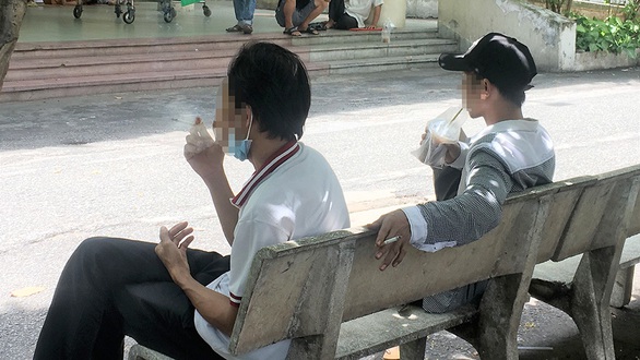 Vẫn vô tư nhả khói trước mặt người khác ở bệnh viện, nơi công cộng - Ảnh 1. Vẫn vô tư nhả khói trước mặt người khác ở bệnh viện, nơi công cộng - Ảnh 1.