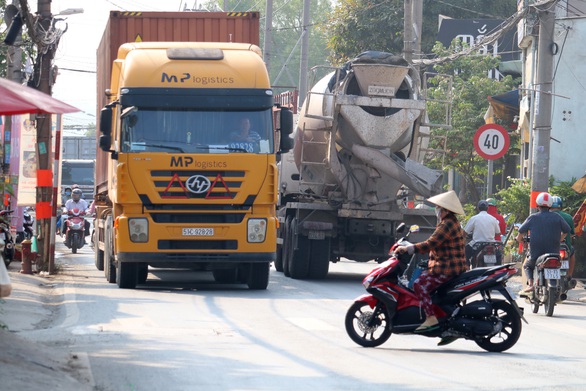 Thấp thỏm trên con đường tử thần - Ảnh 1. Thấp thỏm trên con đường tử thần - Ảnh 1.