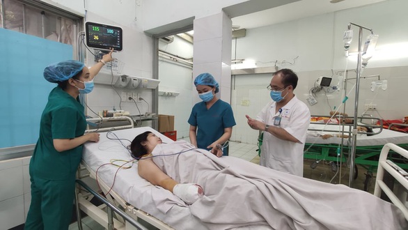 45 phút nghẹt thở cắt máy xay thịt để lấy bàn tay dập nát của một phụ nữ - Ảnh 4. 45 phút nghẹt thở cắt máy xay thịt để lấy bàn tay dập nát của một phụ nữ - Ảnh 4.