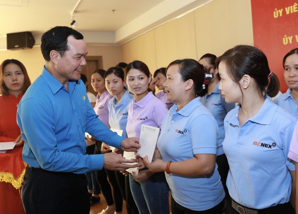 Công đoàn hỗ trợ 500.000 đồng/người lao động bị ảnh hưởng bởi COVID-19 - Ảnh 1. Công đoàn hỗ trợ 500.000 đồng/người lao động bị ảnh hưởng bởi COVID-19 - Ảnh 1.