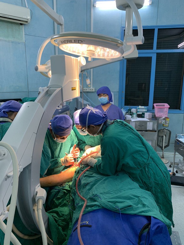 Suốt 5 giờ phẫu thuật cho một học sinh trong vụ cây đổ - Ảnh 1. Suốt 5 giờ phẫu thuật cho một học sinh trong vụ cây đổ - Ảnh 1.