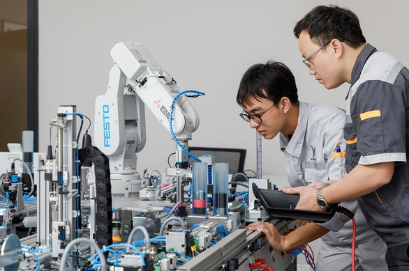 VinFast hợp tác đào tạo về cơ điện tử và kỹ thuật ôtô - Ảnh 1. VinFast hợp tác đào tạo về cơ điện tử và kỹ thuật ôtô - Ảnh 1.