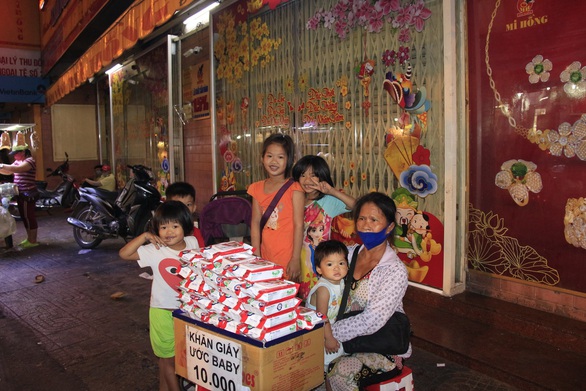 Xóm trọ nghèo mùa dịch: Không bế tắc, chẳng ỷ lại - Ảnh 1. Xóm trọ nghèo mùa dịch: Không bế tắc, chẳng ỷ lại - Ảnh 1.