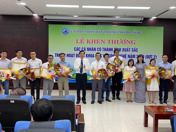 Đà Nẵng trao thưởng cho các nhà khoa học ĐH Duy Tân - Ảnh 6. Đà Nẵng trao thưởng cho các nhà khoa học ĐH Duy Tân - Ảnh 6.