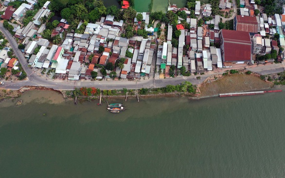 Ăn ngủ không yên trước miệng hà bá, lo sạt lở ăn sâu thêm nữa - Ảnh 1. Ăn ngủ không yên trước miệng hà bá, lo sạt lở ăn sâu thêm nữa - Ảnh 1.