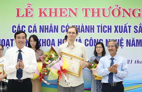 Đà Nẵng trao thưởng cho các nhà khoa học ĐH Duy Tân - Ảnh 2. Đà Nẵng trao thưởng cho các nhà khoa học ĐH Duy Tân - Ảnh 2.