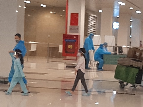 344 công dân Việt Nam từ Singapore đã về sân bay Cần Thơ - Ảnh 3. 344 công dân Việt Nam từ Singapore đã về sân bay Cần Thơ - Ảnh 3.
