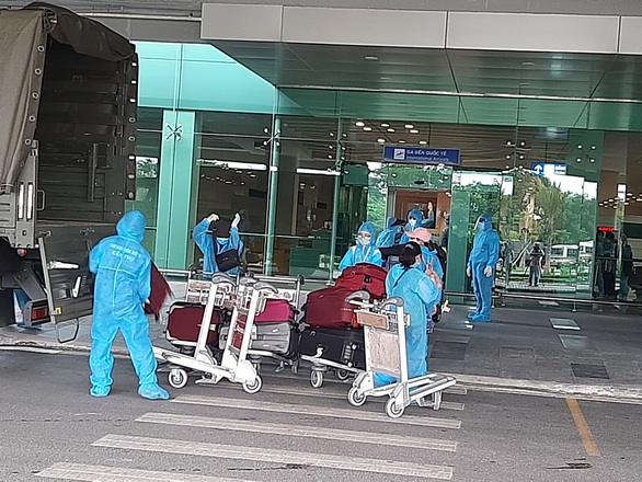 344 công dân Việt Nam từ Singapore đã về sân bay Cần Thơ - Ảnh 1. 344 công dân Việt Nam từ Singapore đã về sân bay Cần Thơ - Ảnh 1.