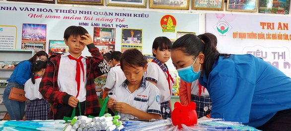 Siêu thị măng non thiếu gì cứ lấy miễn phí cho thiếu nhi - Ảnh 1. Siêu thị măng non thiếu gì cứ lấy miễn phí cho thiếu nhi - Ảnh 1.