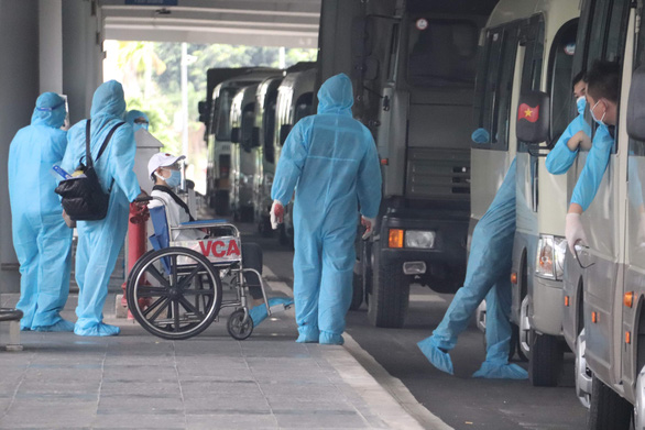 344 công dân Việt Nam từ Singapore đã về sân bay Cần Thơ - Ảnh 2. 344 công dân Việt Nam từ Singapore đã về sân bay Cần Thơ - Ảnh 2.