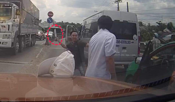 Cãi vã nhau, tài xế xe khách lấy dao chém tài xế taxi trên quốc lộ 1 - Ảnh 1. Cãi vã nhau, tài xế xe khách lấy dao chém tài xế taxi trên quốc lộ 1 - Ảnh 1.