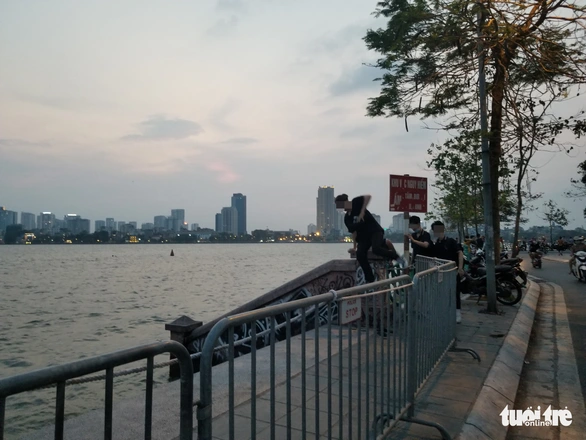 Vô tư không đeo khẩu trang, vượt rào hóng gió ở hồ Tây - Ảnh 2. Vô tư không đeo khẩu trang, vượt rào hóng gió ở hồ Tây - Ảnh 2.