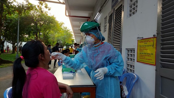 TP.HCM có 10 ca dương tính trở lại sau xuất viện, mới nhất là cậu bé 10 tuổi - Ảnh 1. TP.HCM có 10 ca dương tính trở lại sau xuất viện, mới nhất là cậu bé 10 tuổi - Ảnh 1.