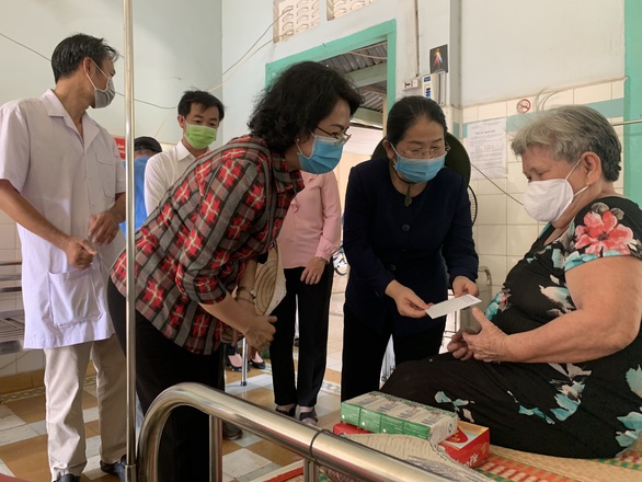 Lãnh đạo TP.HCM thăm bác sĩ, nhân viên y tế, bệnh nhân có hoàn cảnh khó khăn tại Bình Dương - Ảnh 2. Lãnh đạo TP.HCM thăm bác sĩ, nhân viên y tế, bệnh nhân có hoàn cảnh khó khăn tại Bình Dương - Ảnh 2.