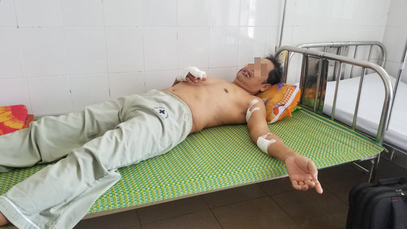 Tranh cãi vì tiếng nẹt pô, ông thương binh già bị hàng xóm chém trọng thương - Ảnh 1. Tranh cãi vì tiếng nẹt pô, ông thương binh già bị hàng xóm chém trọng thương - Ảnh 1.