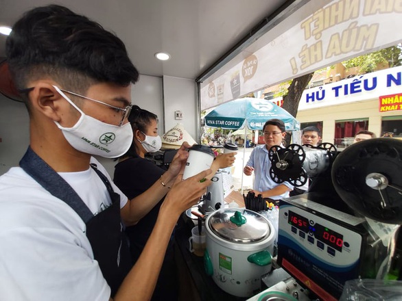 Bất chấp COVID-19, hơn 50% doanh nghiệp Việt Nam không muốn trì hoãn kinh doanh - Ảnh 1. Bất chấp COVID-19, hơn 50% doanh nghiệp Việt Nam không muốn trì hoãn kinh doanh - Ảnh 1.