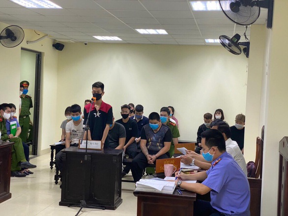 10 người trẻ bốc đồng đua xe quanh hồ Gươm lãnh án tù - Ảnh 1. 10 người trẻ bốc đồng đua xe quanh hồ Gươm lãnh án tù - Ảnh 1.