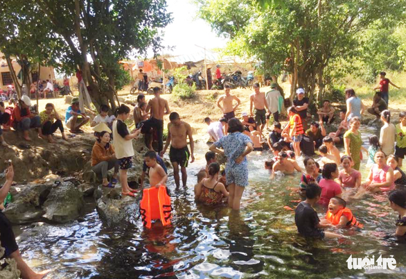 Nghệ An nắng nóng hơn 40ºC, dân đổ ra suối ‘giải nhiệt’ - Ảnh 5. Nghệ An nắng nóng hơn 40ºC, dân đổ ra suối ‘giải nhiệt’ - Ảnh 5.