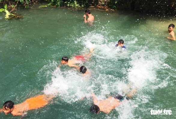 Nghệ An nắng nóng hơn 40ºC, dân đổ ra suối ‘giải nhiệt’ - Ảnh 6. Nghệ An nắng nóng hơn 40ºC, dân đổ ra suối ‘giải nhiệt’ - Ảnh 6.
