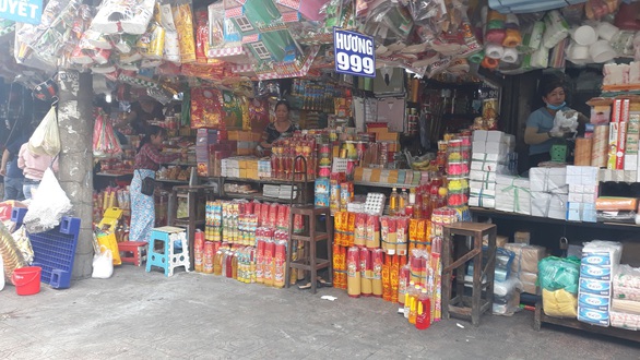 Thị trường đồ cúng lễ Phật đản trầm lắng thời dịch COVID-19 - Ảnh 2. Thị trường đồ cúng lễ Phật đản trầm lắng thời dịch COVID-19 - Ảnh 2.