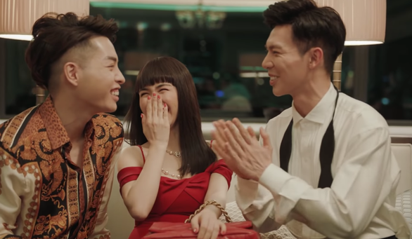 Erik ra MV về tình yêu không bền của người nổi tiếng: Em không sai, chúng ta sai - Ảnh 9. Erik ra MV về tình yêu không bền của người nổi tiếng: Em không sai, chúng ta sai - Ảnh 9.