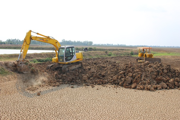 Giá cá tra xuống thấp, dân Đồng Tháp Mười lại… lấp ao để trồng lúa - Ảnh 1. Giá cá tra xuống thấp, dân Đồng Tháp Mười lại… lấp ao để trồng lúa - Ảnh 1.