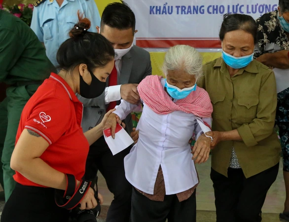 Báo Tuổi Trẻ hỗ trợ người dân và lực lượng biên phòng tại Tây Ninh chống COVID-19 - Ảnh 5. Báo Tuổi Trẻ hỗ trợ người dân và lực lượng biên phòng tại Tây Ninh chống COVID-19 - Ảnh 5.