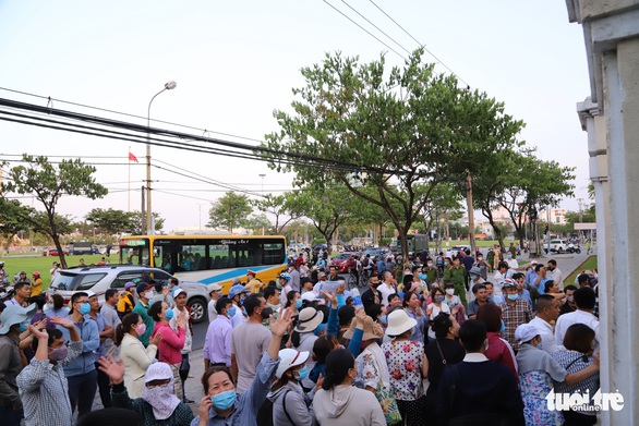 Nghe tòa tuyên án, hàng chục người vây trước cổng vỗ tay, reo hò - Ảnh 1. Nghe tòa tuyên án, hàng chục người vây trước cổng vỗ tay, reo hò - Ảnh 1.