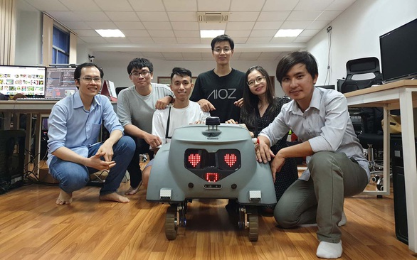Bạn trẻ ở TP.HCM làm robot nhắc nhở người không đeo khẩu trang - Ảnh 1. Bạn trẻ ở TP.HCM làm robot nhắc nhở người không đeo khẩu trang - Ảnh 1.