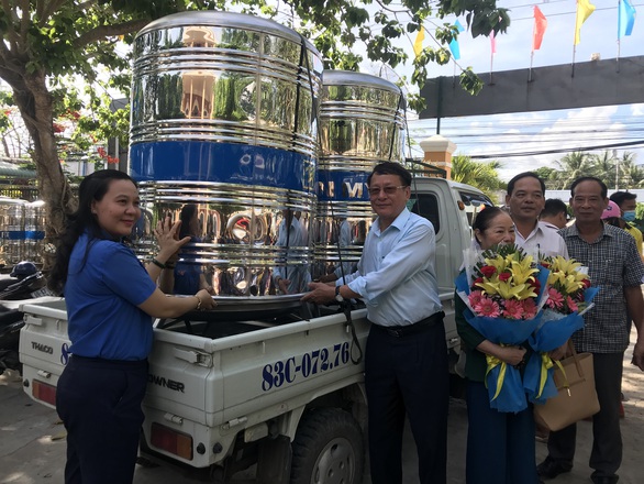 Mang bồn về, tui đặt chỗ đẹp, may vải phủ che bụi - Ảnh 3. Mang bồn về, tui đặt chỗ đẹp, may vải phủ che bụi - Ảnh 3.