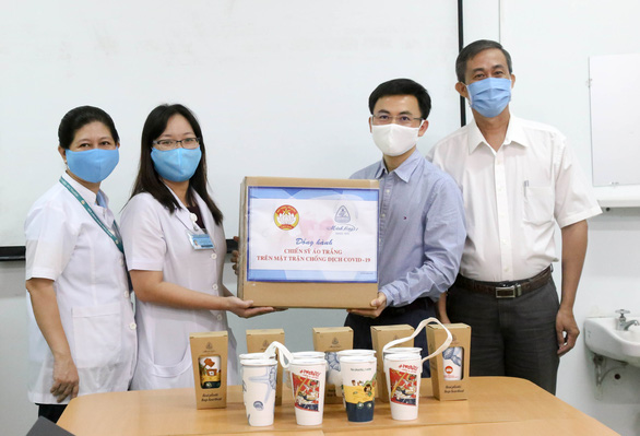 Công ty Minh Long I tặng 3.000 ly sứ mang thông điệp phòng, chống COVID-19 cho y, bác sĩ - Ảnh 1. Công ty Minh Long I tặng 3.000 ly sứ mang thông điệp phòng, chống COVID-19 cho y, bác sĩ - Ảnh 1.