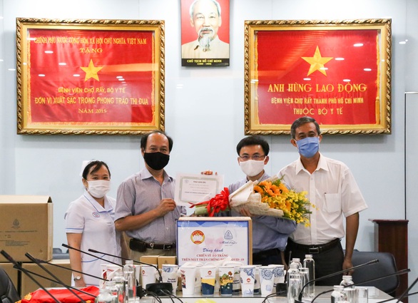 Công ty Minh Long I tặng 3.000 ly sứ mang thông điệp phòng, chống COVID-19 cho y, bác sĩ - Ảnh 3. Công ty Minh Long I tặng 3.000 ly sứ mang thông điệp phòng, chống COVID-19 cho y, bác sĩ - Ảnh 3.