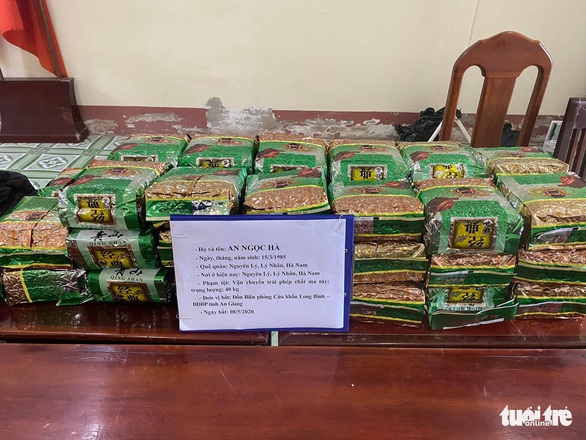 Rượt đuổi 3 cây số trong đêm bắt nhóm người mang 40kg nghi hàng đá - Ảnh 2. Rượt đuổi 3 cây số trong đêm bắt nhóm người mang 40kg nghi hàng đá - Ảnh 2.