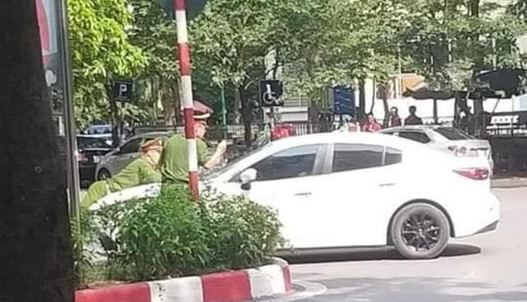 Khởi tố người lái Mazda bỏ chạy hất chiến sĩ công an lên nắp capô - Ảnh 1. Khởi tố người lái Mazda bỏ chạy hất chiến sĩ công an lên nắp capô - Ảnh 1.