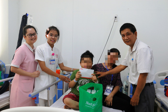 Phó chủ tịch nước Đặng Thị Ngọc Thịnh tặng sữa cho thiếu nhi Quảng Nam - Ảnh 2. Phó chủ tịch nước Đặng Thị Ngọc Thịnh tặng sữa cho thiếu nhi Quảng Nam - Ảnh 2.